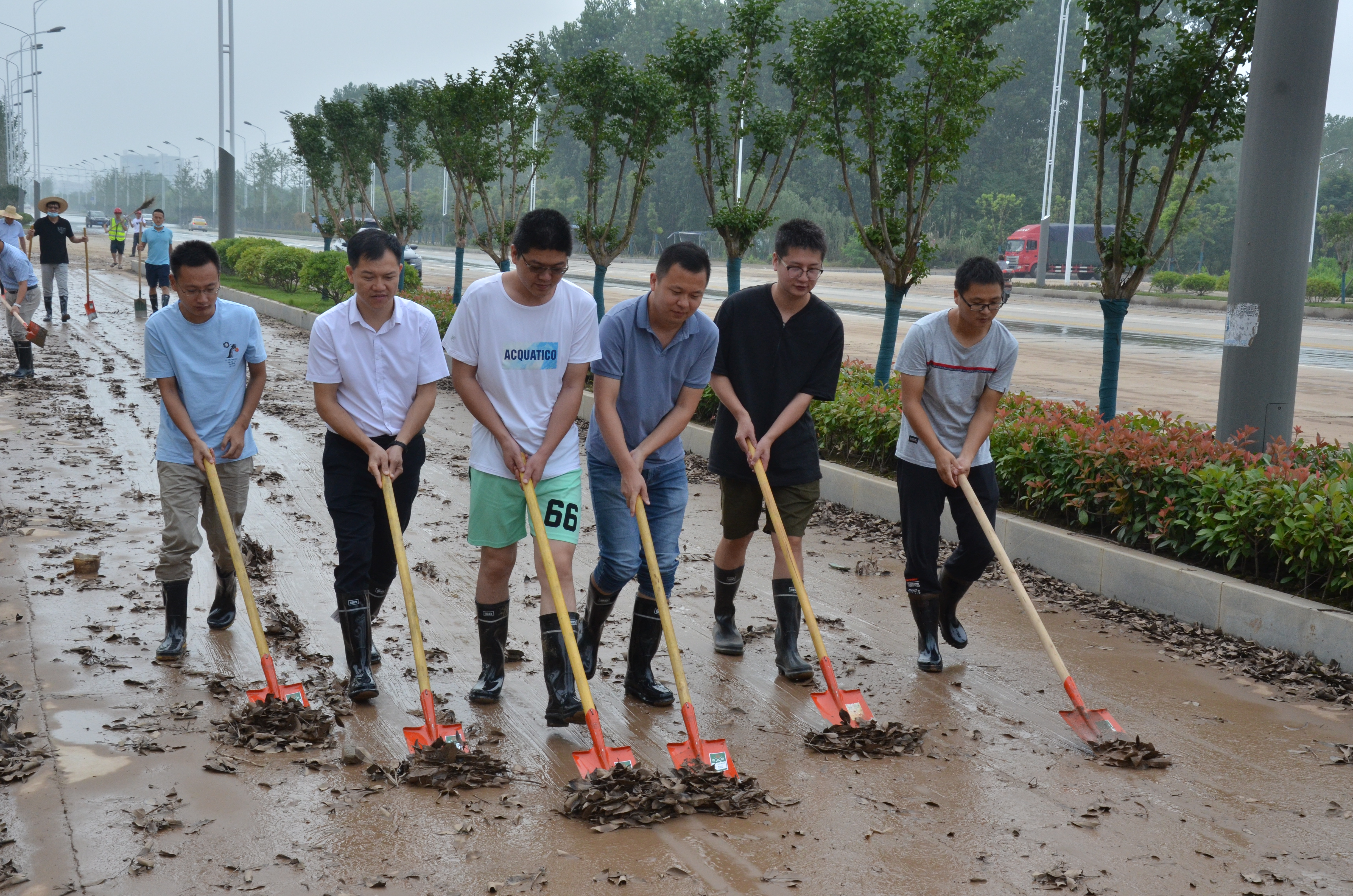 道路清淤，保障通行---突擊隊再行動